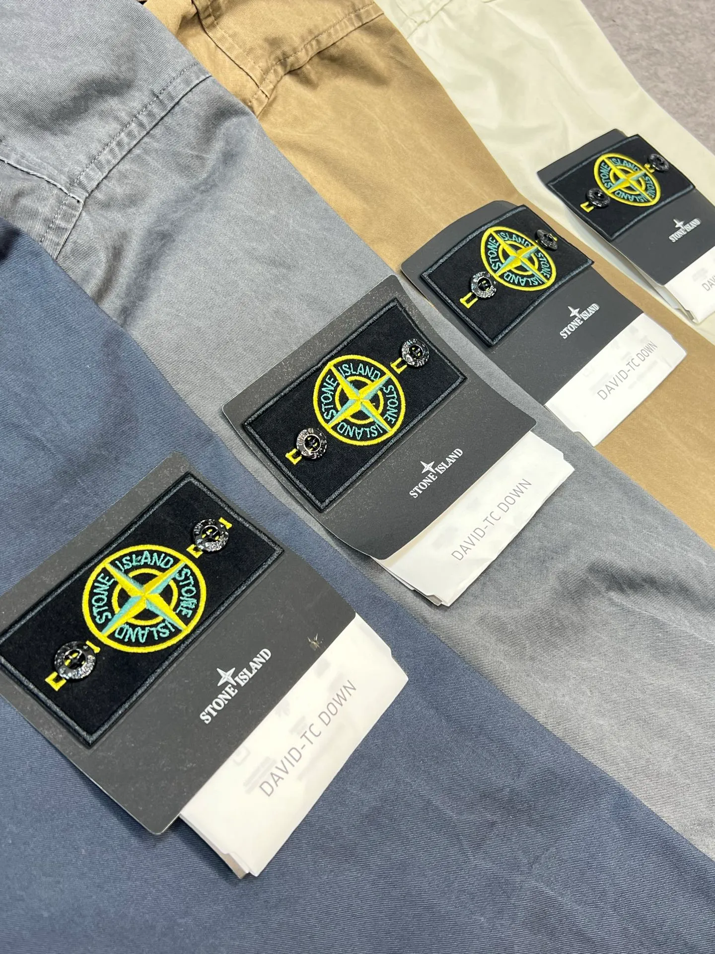 P350 Stone Island 25 new autumn shirt jacket, a multi-color shirt jacket, the colors are super beautiful. This pure cotton work shirt, abandons the traditional plain shirt, and uses a garment dyeing, washing and distressing process on the clothes, making the clothes more old and retro style, independently cut, and the shape is super correct! Classic work shirt, low-key yet stylish, easy to match💯! Whether it is street style or simple style, you can easily control it!